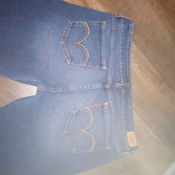 Levis Jeans - Picture 3 of 4